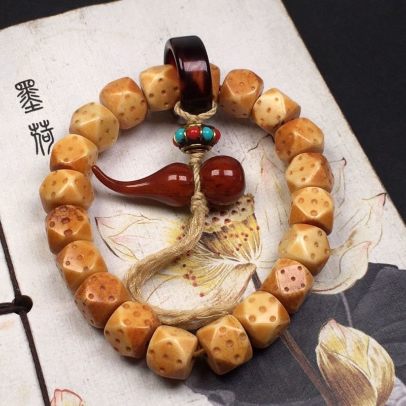 Vintage Collectibles And More - Bracelet de collection en os vieilli
