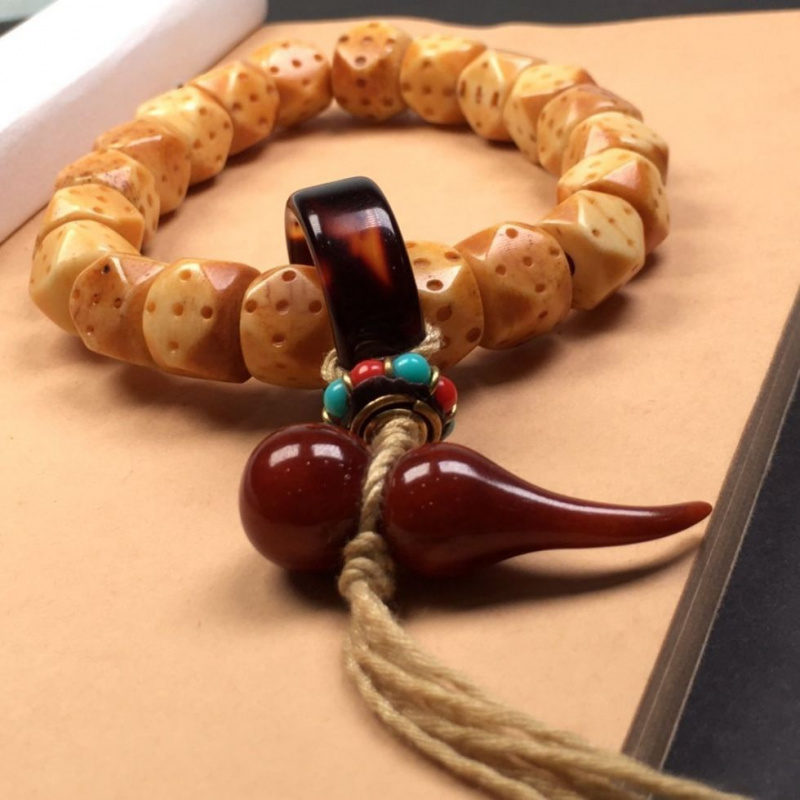 Bracelet de collection en os v - Vintage Collectibles And More avis et prix