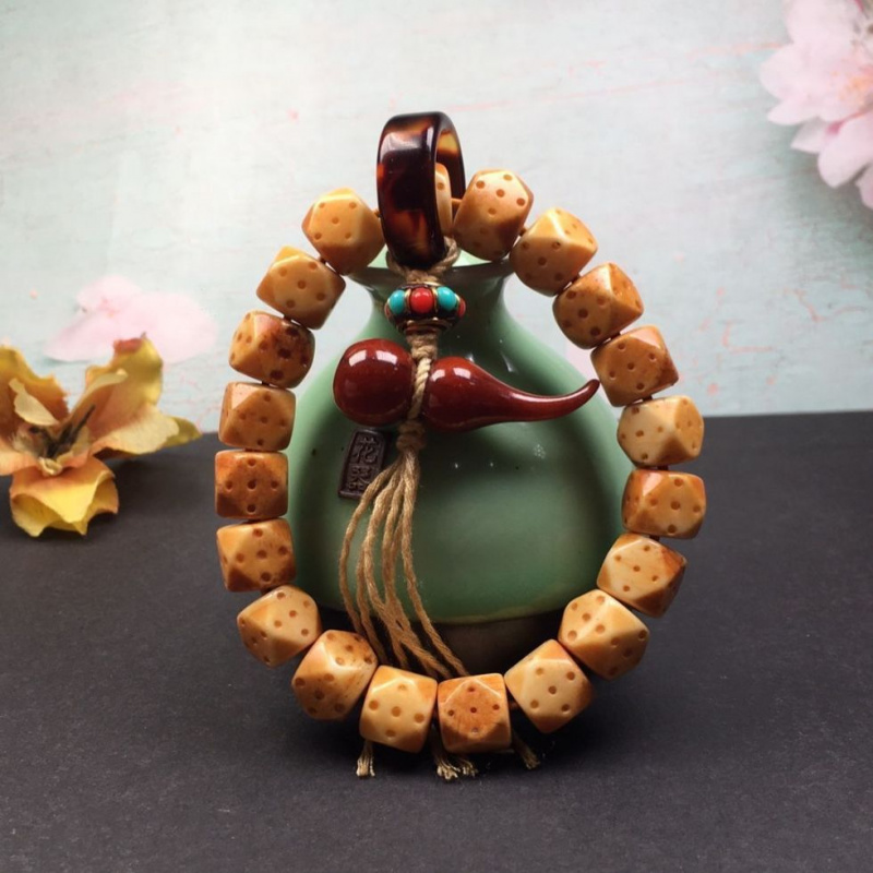 Bracelet de collection en os v - Vintage Collectibles And More avis et prix